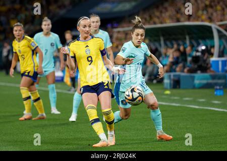 Brisbane, Australien. August 2023. Katrina Gorry aus Australien tritt mit Kosovare Asllani aus Schweden während der FIFA Frauen-Weltmeisterschaft Australien und Neuseeland 2023 an. Platz 3. Spiel zwischen Schweden und Australien im Brisbane Stadium am 19. August 2023 in Brisbane, Australien Credit: IOIO IMAGES/Alamy Live News Stockfoto