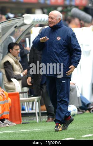 Mailand Italien 30. April 2006: Carlo Mazzone, Livorno-Trainer, während des Spiels AC Mailand - ALS Livorno Stockfoto