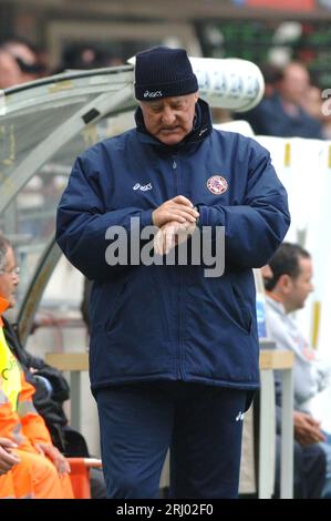 Mailand Italien 30. April 2006: Carlo Mazzone, Livorno-Trainer, während des Spiels AC Mailand - ALS Livorno Stockfoto