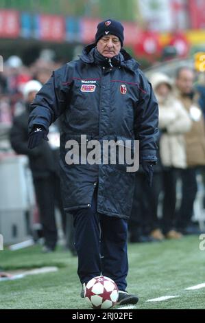 Mailand Italien 30. Januar 2005: Carlo Mazzone, Trainer von Bologna, während des Spiels AC Mailand gegen den FC Bologna Stockfoto