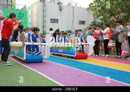 Luannan County - 6. Juni 2019: Kindergartenkinder fahren auf Drachenbooten, Luannan County, Provinz Hebei, China Stockfoto