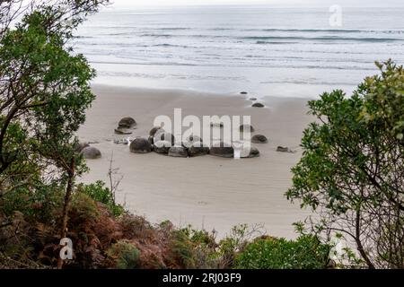 Ein Schuss moeraki-Felsbrocken vom Aussichtspunkt mit Blick auf den Strand. Die Felsbrocken befinden sich direkt außerhalb von Dunedin Neuseeland Stockfoto