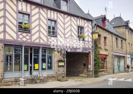 Eines der vielen schönen Gebäude entlang der Hauptstraße in der Stadt Combourg brettany Stockfoto