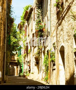Bild im alten Stil dreistöckiges Gebäude entlang einer schmalen, typisch mediterranen Wohnstraße, Saint Paul de Vence, Provence, Frankreich. Stockfoto
