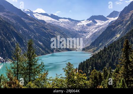 Österreich. August 2023. Der Schlegeis-Stausee ist von einem Wanderweg in den Zillertaler Alpen aus zu sehen. Der Stausee ist einer von fünf Stauseen im Zillertal und hat eine Fläche von etwa 220 Hektar. Es ist der Ausgangspunkt für eine Vielzahl beliebter Wanderungen. Quelle: Frank Hammerschmidt/dpa/Alamy Live News Stockfoto