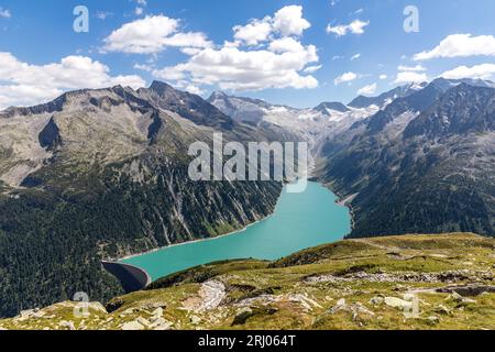 Österreich. August 2023. Der Schlegeis-Stausee mit seiner Staumauer ist von einem Wanderweg in den Zillertaler Alpen aus zu sehen. Der Stausee ist einer von fünf Stauseen im Zillertal und hat eine Fläche von etwa 220 Hektar. Es ist der Ausgangspunkt für eine Vielzahl beliebter Wanderungen. Quelle: Frank Hammerschmidt/dpa/Alamy Live News Stockfoto