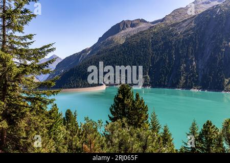 Österreich. August 2023. Der Schlegeis-Stausee mit seiner Staumauer ist von einem Wanderweg in den Zillertaler Alpen aus zu sehen. Der Stausee ist einer von fünf Stauseen im Zillertal und hat eine Fläche von etwa 220 Hektar. Es ist der Ausgangspunkt für eine Vielzahl beliebter Wanderungen. Quelle: Frank Hammerschmidt/dpa/Alamy Live News Stockfoto