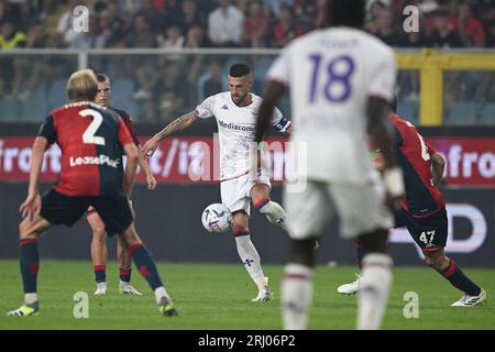 Genua, Italien. August 2023. Albert Gudmundsson (Genua)Cristiano Biraghi (Fiorentina)Milan Badelj (Genua) während des italienischen Spiels der Serie A zwischen Genoa 1-4 Fiorentina im Luigi Ferraris Stadion am 19. August 2023 in Genua, Italien. Kredit: Maurizio Borsari/AFLO/Alamy Live News Stockfoto