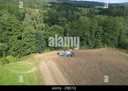 Mähdrescher Fortschritt E 512 Luftbild des tschechischen kleinen landwirtschaftlichen Betriebs während der Erntezeit mit altem Erntemaschine auf den gelben Feldern Stockfoto