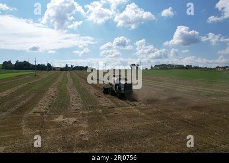 Mähdrescher Fortschritt E 512 Luftbild des tschechischen kleinen landwirtschaftlichen Betriebs während der Erntezeit mit altem Erntemaschine auf den gelben Feldern Stockfoto