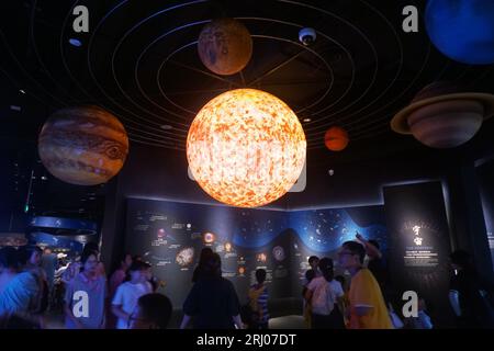 Hangzhou, Chian. August 2023. HANGZHOU, CHINA - 20. AUGUST 2023 - Besucher und Eltern erfahren mehr über die Zusammensetzung des menschlichen Sonnensystems im Geologischen Museum der Provinz Zhejiang in Hangzhou, Provinz Zhejiang, China, 20. August 2023. (Foto von Costfoto/NurPhoto) Credit: NurPhoto SRL/Alamy Live News Stockfoto