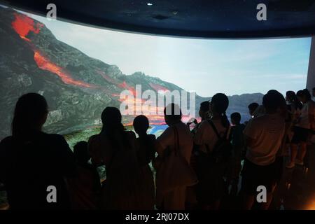 Hangzhou, Chian. August 2023. HANGZHOU, CHINA - 20. AUGUST 2023 - Junge Besucher und Eltern beobachten die geologischen Prozesse, die Lava produzierten, im Geologischen Museum der Provinz Zhejiang in Hangzhou, Provinz Zhejiang, China, 20. August 2023. (Foto von Costfoto/NurPhoto) Credit: NurPhoto SRL/Alamy Live News Stockfoto