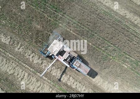 Mähdrescher Fortschritt E 512 Luftbild des tschechischen kleinen landwirtschaftlichen Betriebs während der Erntezeit mit altem Erntemaschine auf den gelben Feldern Stockfoto