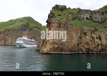 Kreuzfahrtschiff in einer Bucht von Heimaey Island - Vestmannaeyjar - Westman Islands - Island Stockfoto
