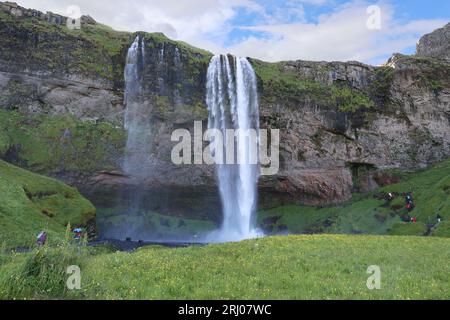 Seljalandsfoss Wasserfall in der Gemeinde Rangárþing Eystra an der Ringstraße zwischen Hvolsvöllur und Skogar-Island Stockfoto