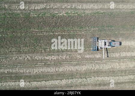 Mähdrescher Fortschritt E 512 Luftbild des tschechischen kleinen landwirtschaftlichen Betriebs während der Erntezeit mit altem Erntemaschine auf den gelben Feldern Stockfoto