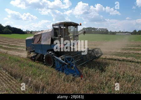 Mähdrescher Fortschritt E 512 Luftbild des tschechischen kleinen landwirtschaftlichen Betriebs während der Erntezeit mit altem Erntemaschine auf den gelben Feldern Stockfoto