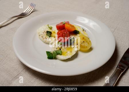 Insalata Caprese Salat mit Datterini-Kirschtomaten, Mozzarella und Basilikum Stockfoto