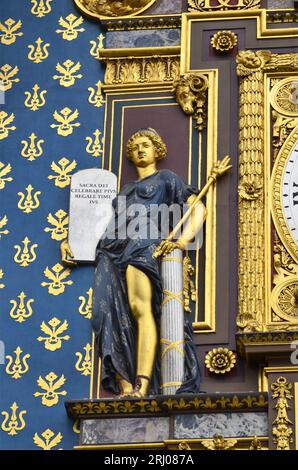 Paris, Frankreich 03.24.2017: Goldene Conciergerie-Uhr hängt am Uhrenturm der Conciergerie in Paris Stockfoto