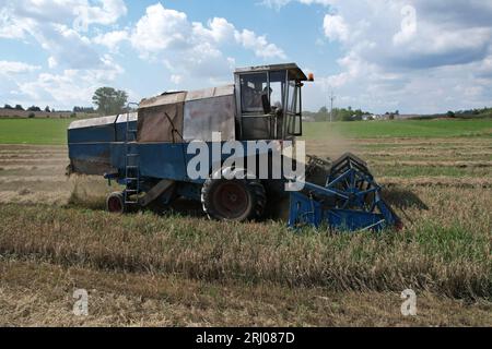 Mähdrescher Fortschritt E 512 Luftbild des tschechischen kleinen landwirtschaftlichen Betriebs während der Erntezeit mit altem Erntemaschine auf den gelben Feldern Stockfoto