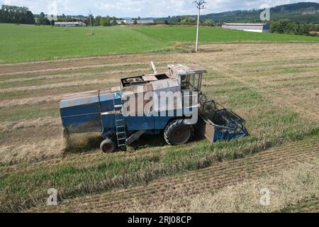 Mähdrescher Fortschritt E 512 Luftbild des tschechischen kleinen landwirtschaftlichen Betriebs während der Erntezeit mit altem Erntemaschine auf den gelben Feldern Stockfoto