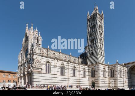 Siena, Italien-10. august 2020: Blick auf die Kathedrale von Siena Ziel vieler Touristen an einem sonnigen Tag Stockfoto