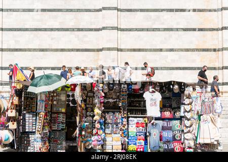 Siena, Italien, 10. august 2020: Eines der vielen Souvenirläden in der Stadt Siena während eines Sommertages Stockfoto