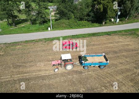 Mähdrescher Fortschritt E 512 Luftbild des tschechischen kleinen landwirtschaftlichen Betriebs während der Erntezeit mit altem Erntemaschine auf den gelben Feldern Stockfoto