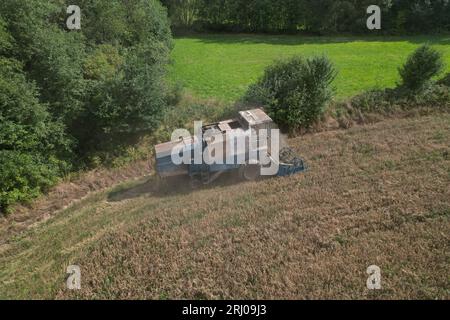 Mähdrescher Fortschritt E 512 Luftbild des tschechischen kleinen landwirtschaftlichen Betriebs während der Erntezeit mit altem Erntemaschine auf den gelben Feldern Stockfoto