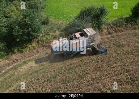 Mähdrescher Fortschritt E 512 Luftbild des tschechischen kleinen landwirtschaftlichen Betriebs während der Erntezeit mit altem Erntemaschine auf den gelben Feldern Stockfoto