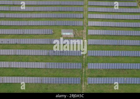 Modernes Solarkraftwerk, Photovoltaikpaneele, Ökostromproduktion, neues Kraftwerk, europäische Energiekrise 2022, Green Deal, Tschechien, Luft Stockfoto