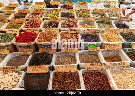 Gewürze und Tees zum Verkauf auf dem türkischen Kalkan Markt, Kalkan, Türkei Stockfoto