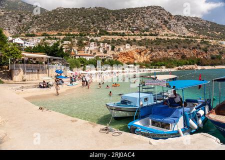 Fischerboote in der Kalkan-Bucht mit Kalkan-Strand im Hintergrund, Kalkan, Türkei Stockfoto