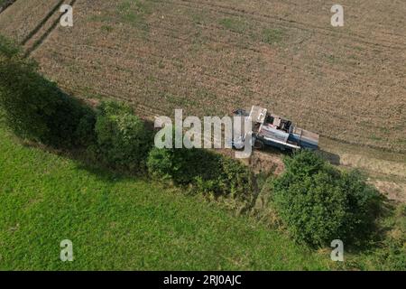 Mähdrescher Fortschritt E 512 Luftbild des tschechischen kleinen landwirtschaftlichen Betriebs während der Erntezeit mit altem Erntemaschine auf den gelben Feldern Stockfoto