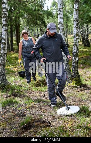 Neuglienicke, Deutschland. August 2023. Die Munitionsretter Andrea Lehmann und Tobias Bier arbeiten an der Sprengwaffenentsorgung im ehemaligen militärischen Trainingsgelände in Kyritz-Ruppiner Heide. Vor allem die verbotene Streumunition wird im Ex-Bombodrom abgeräumt. Quelle: Jens Kalaene/dpa/Alamy Live News Stockfoto