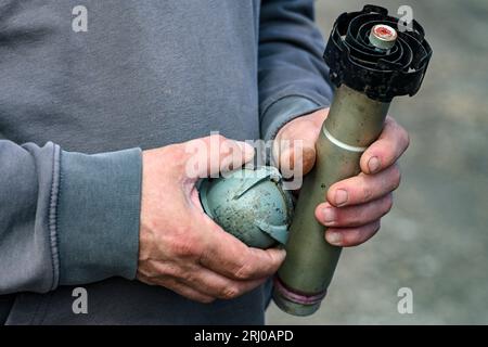 Neuglienicke, Deutschland. August 2023. Streumunition aus russischer Produktion ist auf dem ehemaligen militärischen Trainingsgelände in Kyritz-Ruppiner Heide zu sehen. Die Munitionsrettungsoperation hier räumt vor allem die verbotene Streumunition auf dem Ex-Bombodrom ab. Quelle: Jens Kalaene/dpa/Alamy Live News Stockfoto