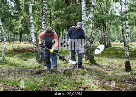 Neuglienicke, Deutschland. August 2023. Die Munitionsretter Andrea Lehmann und Tobias Bier arbeiten an der Sprengwaffenentsorgung im ehemaligen militärischen Trainingsgelände in Kyritz-Ruppiner Heide. Vor allem die verbotene Streumunition wird im Ex-Bombodrom abgeräumt. Quelle: Jens Kalaene/dpa/Alamy Live News Stockfoto