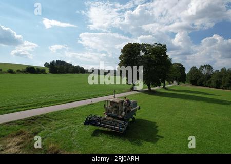 Mähdrescher Fortschritt E 512 Luftbild des tschechischen kleinen landwirtschaftlichen Betriebs während der Erntezeit mit altem Erntemaschine auf den gelben Feldern Stockfoto