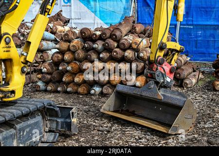 Neuglienicke, Deutschland. August 2023. Munition aus russischer Produktion ist auf dem ehemaligen militärischen Trainingsgelände in Kyritz-Ruppiner Heide zu sehen. Die Munitionsrettungsoperation hier räumt vor allem die verbotene Streumunition auf dem Ex-Bombodrom ab. Quelle: Jens Kalaene/dpa/Alamy Live News Stockfoto