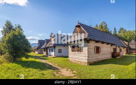 Martin, Slowakei - 08 10 2023: Blockhütte - Dorf mit traditionellem Holzhaus im Museum des Slowakischen Dorfes Stockfoto