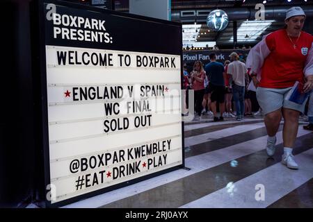 London, Großbritannien. August 2023. England-Fans im BOXPARK Wembley Park vor der Live-Übertragung des Endes der Frauen-Weltmeisterschaft zwischen Spanien und England. Die FIFA Frauen-Weltmeisterschaft 2023 wurde in Australien und Neuseeland ausgetragen. Quelle: Stephen Chung / Alamy Live News Stockfoto