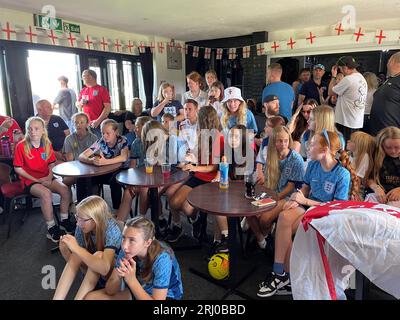 England-Fans warten auf den Auftakt bei einer Vorführung des Endes der FIFA Frauen-Weltmeisterschaft 2023 zwischen England und Spanien im Vereinshaus des North Walsham Town FC in Norfolk. Bilddatum: Sonntag, 20. August 2023. Stockfoto