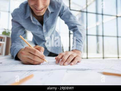 Ingenieure konstruieren gemäß Zeichnungen und arbeiten bei der Strukturanalyse von Projekttypen zusammen. Stockfoto