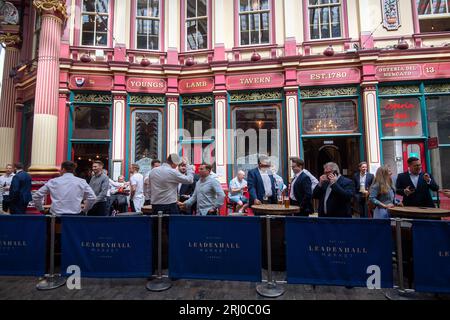 London, Großbritannien. August 2023. Büroangestellte trinken in der Lamb Tavern in Leadenhall Market in der City of London. Wikapedia erklärt, dass es „einer der ältesten Märkte in London ist, aus dem 14. Jahrhundert, und befindet sich im historischen Zentrum des Londoner Finanzdistrikts“. Kredit: Maureen McLean/Alamy Stockfoto