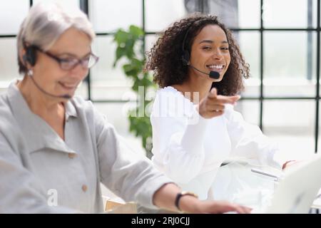 Weibliche Kunden-Service-Agent in einem Callcenter Stockfoto