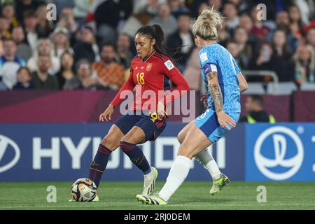 Salma Paralluelo #18 aus Spanien hält den Ball, als Millie Bright #6 von England während des Endspiels der FIFA Frauen-Weltmeisterschaft 2023 im Stadion Australien, Sydney, Australien, 20. August 2023 unter Druck steht (Foto: Patrick Hoelscher/News Images) Stockfoto
