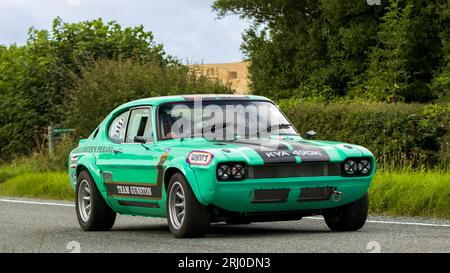 Woburn, Beds, UK - 19. August 2023: Basil Green's Perana Capri, ein 1972 modifizierter Ford Capri mit einem 4948 ccm-Motor, der auf einem englischen Country-Ro fährt Stockfoto