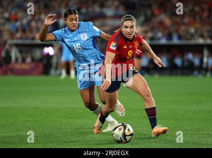 Englands Jess Carter (links) und Spaniens Mariona Caldentey kämpfen im Finale der FIFA-Frauen-Weltmeisterschaft im Stadion Australia, Sydney, um den Ball. Bilddatum: Sonntag, 20. August 2023. Stockfoto