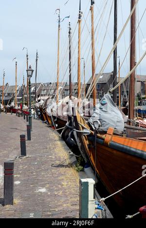 Flachbodenboote und andere Boote sind im Hafen nahe der Botterkai in Bunschoten-Spakenburg, niederlande, vertäut Stockfoto