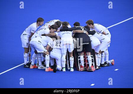 Monchengladbach, Deutschland. August 2023. Belgiens Spieler, die zu Beginn eines Eishockeyspiels zwischen England und der belgischen Männer-Hockeymannschaft Red Lions am Sonntag, den 20. August 2023 in Monchengladbach, Deutschland, das Spiel 1/3 in der Poolphase der Männer-Hockey-Europameisterschaften gezeigt wurden. Die EuroHockey-Meisterschaften 2023 finden vom 18. August bis zum 27. August 2023 statt. BELGA PHOTO DIRK WAEM Credit: Belga News Agency/Alamy Live News Stockfoto